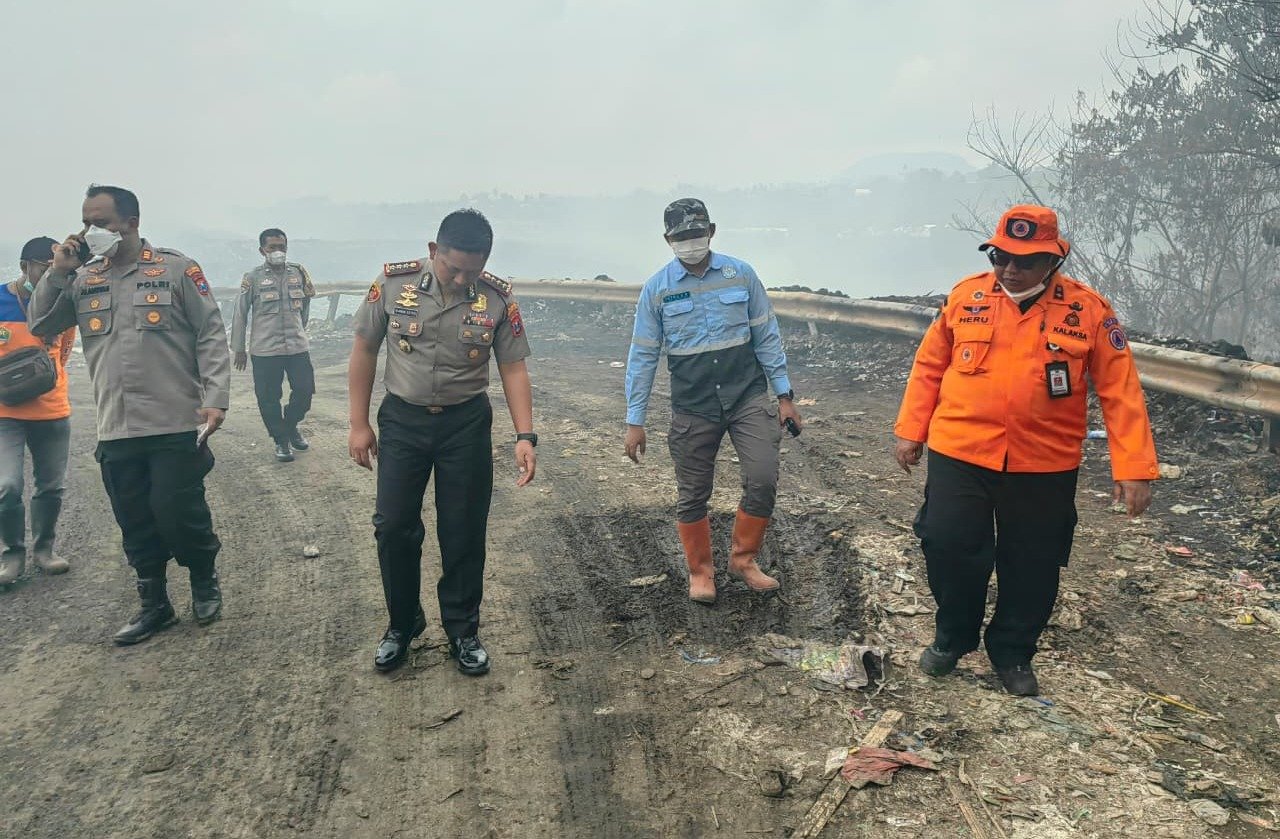 Dua Hari Berturut-turut Datangi TPA Supit Urang, Kapolresta Danang Pastikan Pembasahan Jangkau Bara Api Tersembunyi