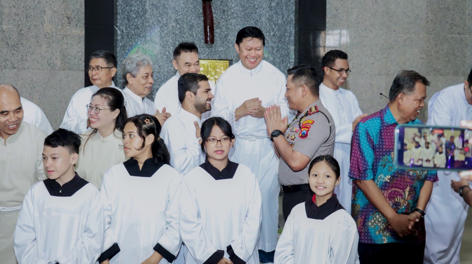 Minggu Kasih, Kapolresta Malang Kota Membangun Kebiasaan Saling Mengingatkan dan Ajak Para Jemaat Gereja Ratu Rosari Meningkatkan Kewaspadaan