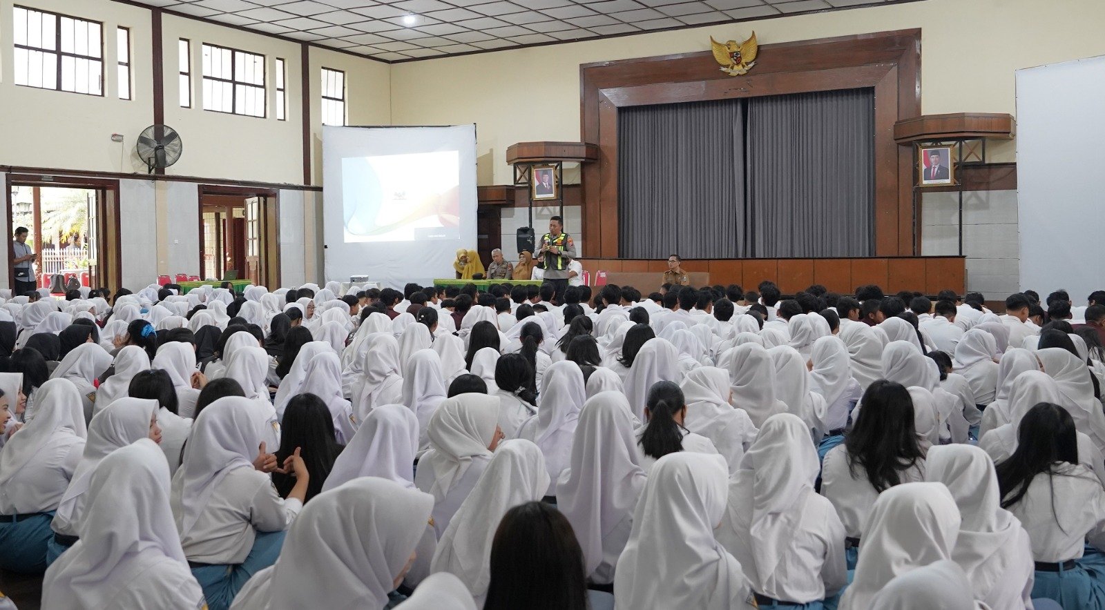 Polisi Jogo Sekolah: Polresta Malang Kota Edukasi Pelajar Bentengi Generasi Muda dari Narkoba dan Bullying